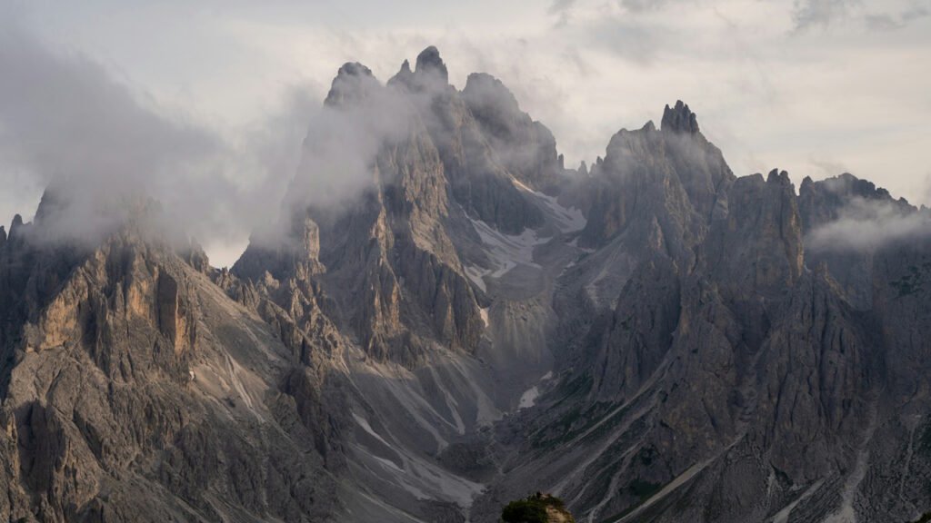 A picture of moutains in teh Middle Earth.